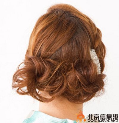低位置丸子头扎法 妩媚的轻熟女发型