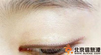 教你烟熏妆的画法步骤 让你变得神秘不浮夸