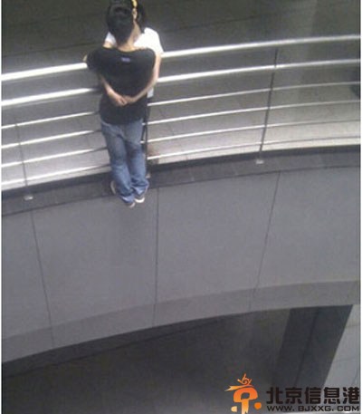 搞笑图片尔乃何方妖孽 有一种爱叫不放手