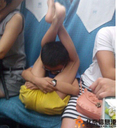 搞笑图片尔乃何方妖孽 有一种爱叫不放手