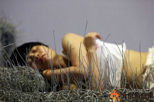 裸睡艺术家周洁个人资料照片 其办展大尺度睡钢丝36天引关注