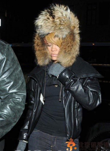 曝蕾哈娜男厕所门事件图片 与男友徳瑞克厕所激战肉搏腿软