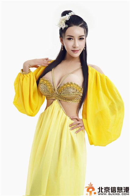 寻找西门庆龚玥菲土豪金出镜 新歌日本首播露浑圆巨乳臀部