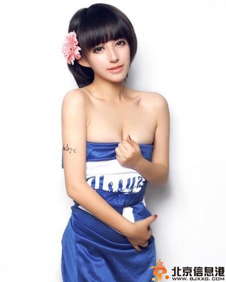 长春中学生拍摄校服大尺度写真 穿内裤表情显挑逗