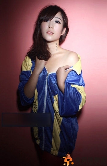 长春中学生拍摄校服大尺度写真 穿内裤表情显挑逗