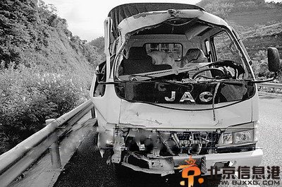 高速路上车震男女车后活春宫裸尸 司机偷窥终酿大祸