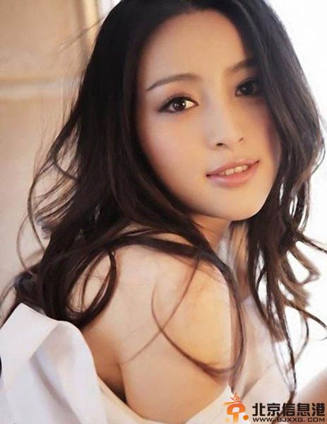 甘婷婷爆乳贴四爷吴奇隆 昔日大尺度照片流出否认与男友拍不雅照