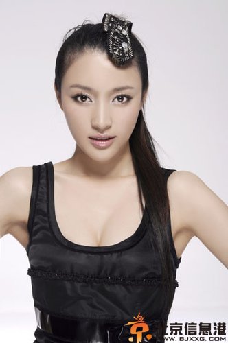 甘婷婷爆乳贴四爷吴奇隆 昔日大尺度照片流出否认与男友拍不雅照