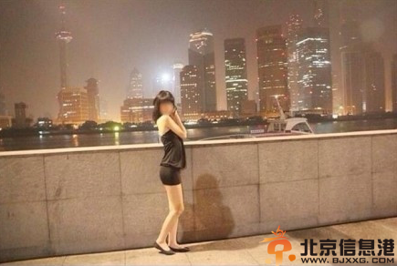 上海闹市裸拍门事件照片套图流出 女子疑商业炒作