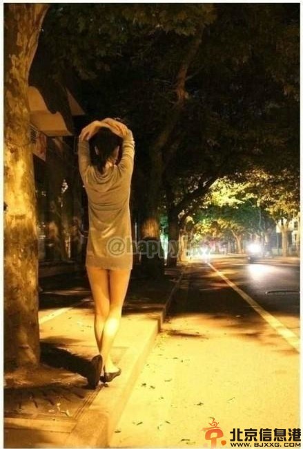 上海闹市裸拍门事件照片套图流出 女子疑商业炒作