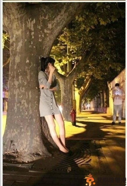 上海闹市裸拍门事件照片套图流出 女子疑商业炒作