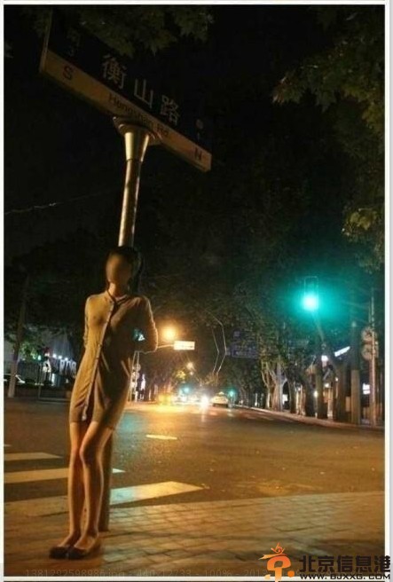 上海闹市裸拍门事件照片套图流出 女子疑商业炒作