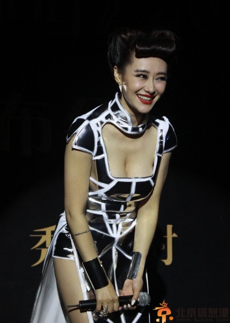 爱戴黑色内衣爆乳装出镜办派对 内裤隐现尽显性感身材
