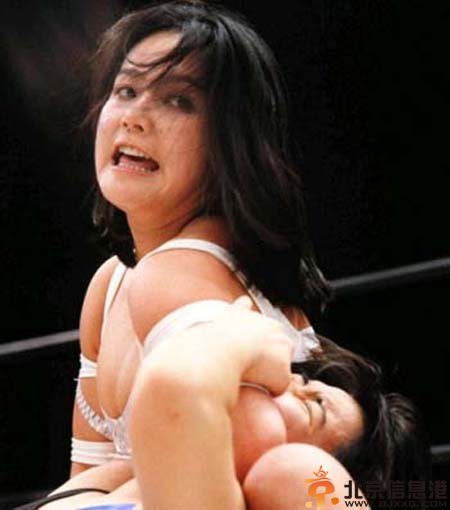 日本女子大尺度摔跤照片全集 女优动作夸大血脉喷张