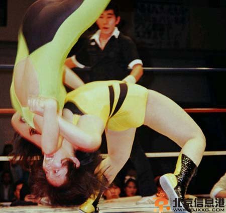 日本女子大尺度摔跤照片全集 女优动作夸大血脉喷张