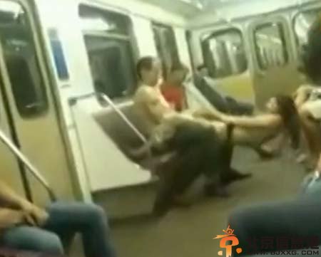 芝加哥地铁女神大尺度劫车照片曝光 盘点地铁上的奇葩乘客