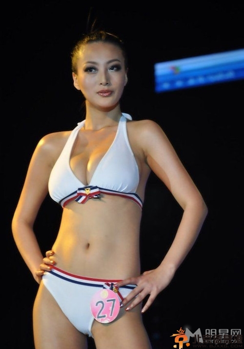 一路向西王李丹妮素颜照曝光 G奶巨胸夹手机