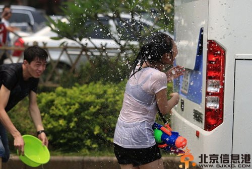 云南泼水节袭胸事件 泼水节男子猥亵妇女被抓23人