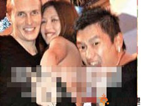 陆永老婆泳娜第二批大尺度不雅照曝光 尽显豪放女本色