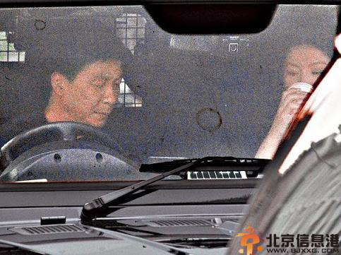 苟芸慧车震风波再起 转搭已婚老板车内激情调情