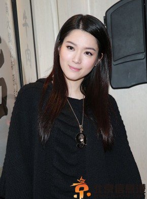 苟芸慧车震风波再起 转搭已婚老板车内激情调情