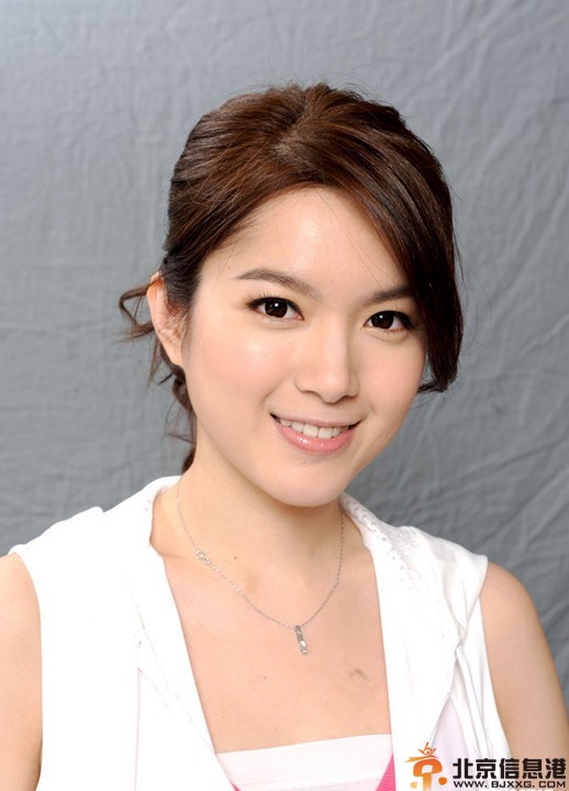 苟芸慧车震风波再起 转搭已婚老板车内激情调情