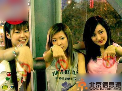 杨幂刘恺威不雅照曝光 机场穿鞋踩座椅被轰没素质