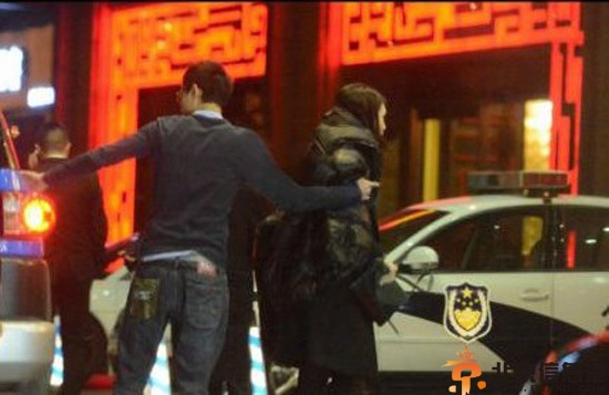 谢晖前妻车震视频被曝 佟晨洁与快男冯铭潮车内缠绵舌吻
