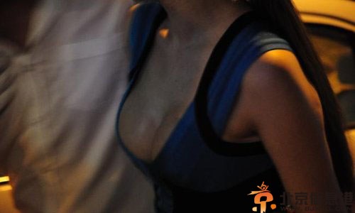 醉酒爆乳海归女是谁 疑似车震搔首弄姿调戏交警