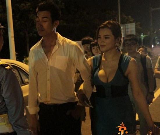 醉酒爆乳海归女是谁 疑似车震搔首弄姿调戏交警