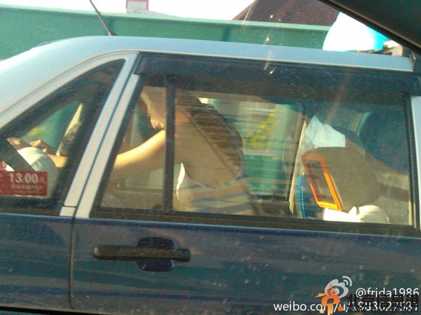 上海出租车内车震事件 乘客后排上演激情司机绿脸傻瞪眼