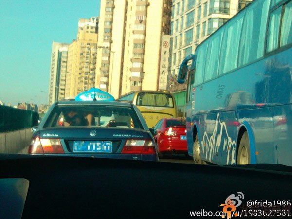 上海出租车内车震事件 乘客后排上演激情司机绿脸傻瞪眼