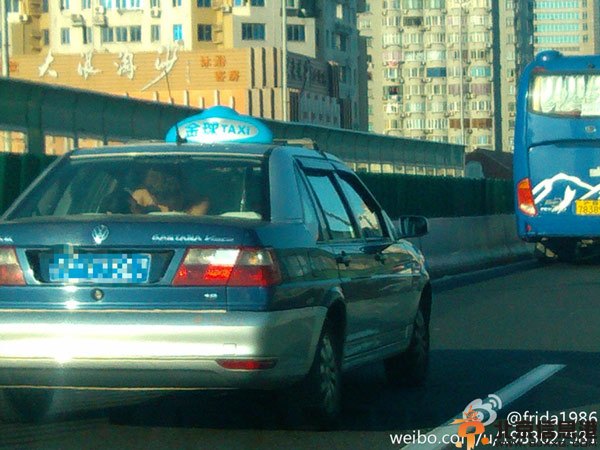 上海出租车内车震事件 乘客后排上演激情司机绿脸傻瞪眼