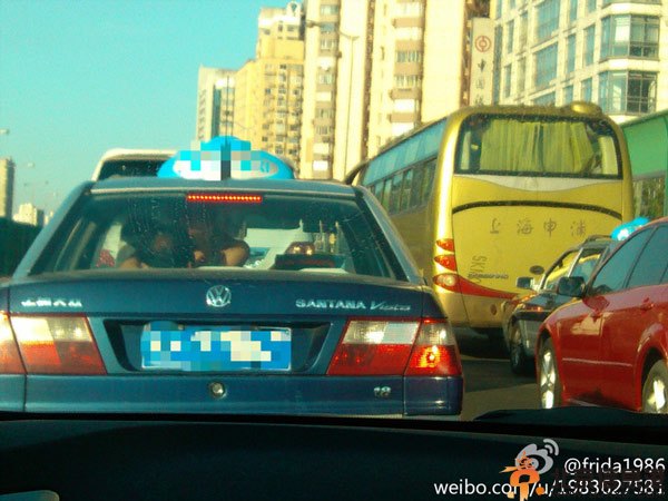 上海出租车内车震事件 乘客后排上演激情司机绿脸傻瞪眼