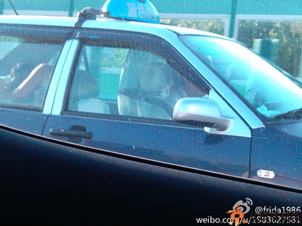 上海出租车内车震事件 乘客后排上演激情司机绿脸傻瞪眼