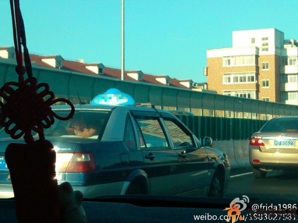 上海出租车内车震事件 乘客后排上演激情司机绿脸傻瞪眼