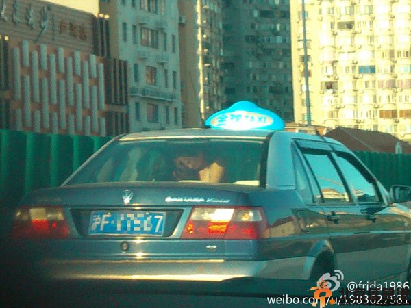上海出租车内车震事件 乘客后排上演激情司机绿脸傻瞪眼