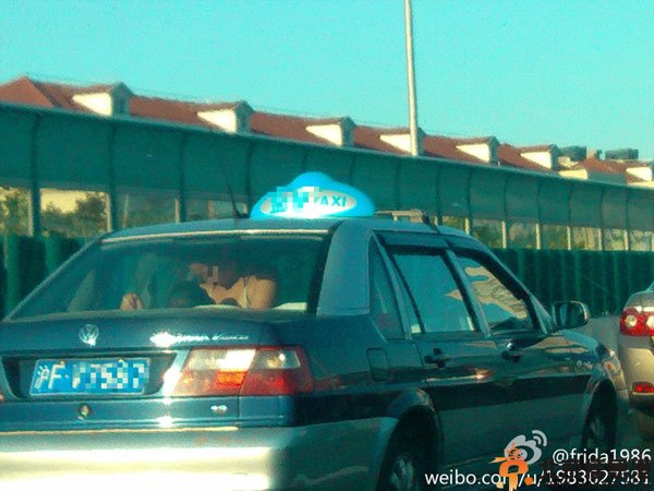上海出租车内车震事件 乘客后排上演激情司机绿脸傻瞪眼