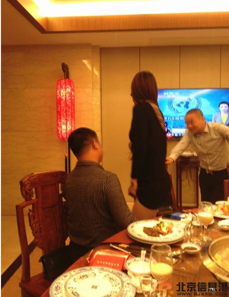 莫露露当场哺乳照片曝光 宽衣任富豪吸奶上演买春图