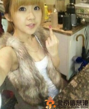 北影最美校服女生宋伊人不雅照曝光 吸烟竖中指像太妹