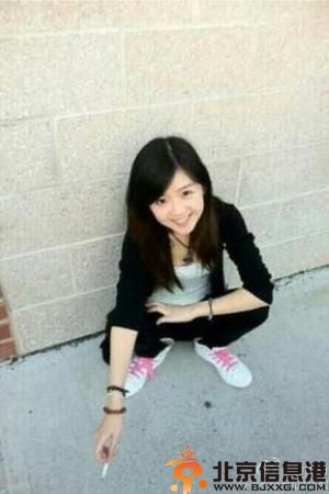 北影最美校服女生宋伊人不雅照曝光 吸烟竖中指像太妹