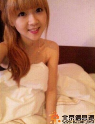 北影最美校服女生宋伊人不雅照曝光 吸烟竖中指像太妹