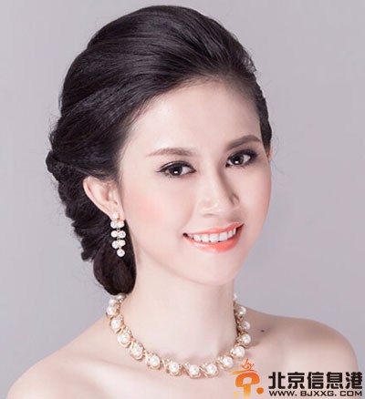 新娘发型详细步骤图解 唯美温婉气质露额盘发