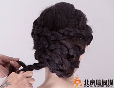 新娘发型详细步骤图解 唯美温婉气质露额盘发