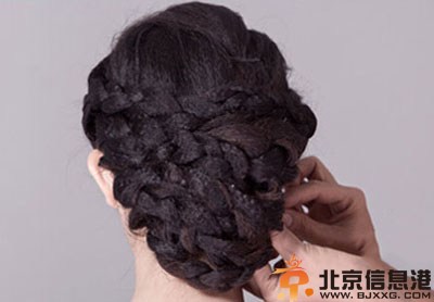 新娘发型详细步骤图解 唯美温婉气质露额盘发
