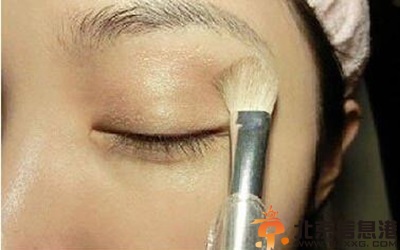 如何化妆步骤教程图解 让你一分钟变成女神