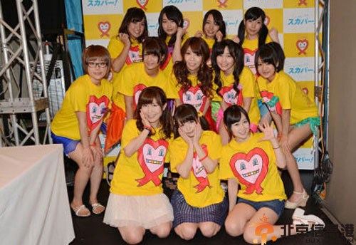 日本摸乳募捐现场图片 9名AV女优撩衣献胸助阵