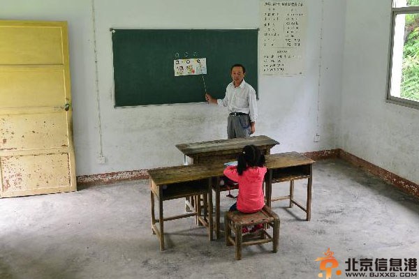 湖北恩施两个人的学校 老师谢世魁的坚守