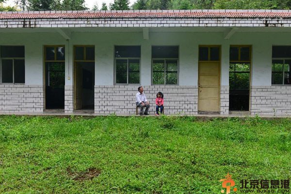湖北恩施两个人的学校 老师谢世魁的坚守
