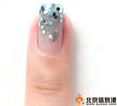 教你渐变美甲怎么做 美翻了的冰蓝色指甲